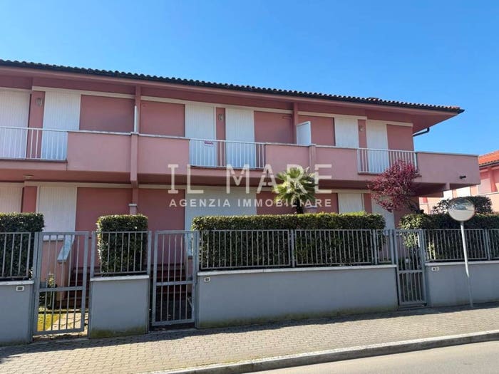 Casa con 5 locali in vendita in Marina di Massa Centro, Massa