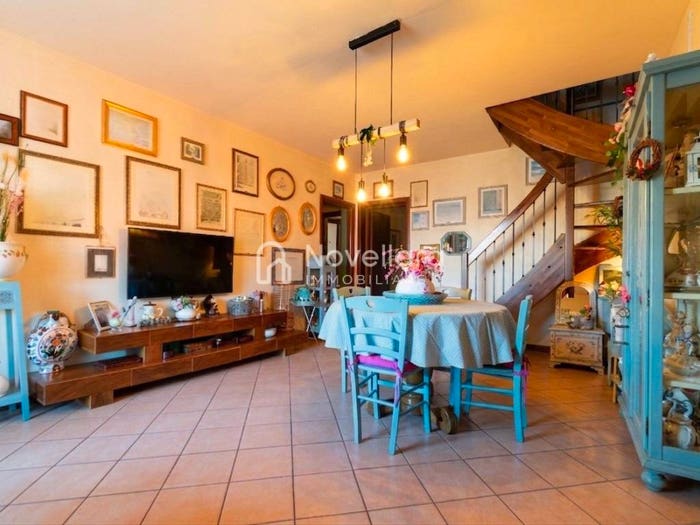 Appartamento quadrilocale in vendita in Corso Giuseppe Garibaldi, Centro, Novellara