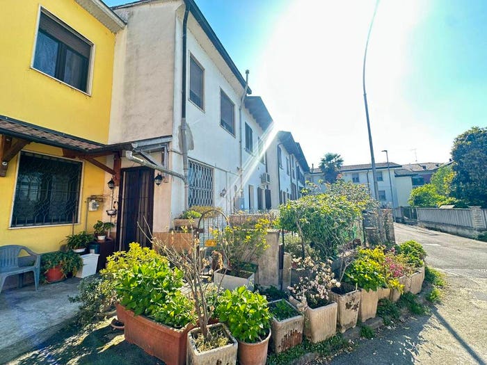 Appartamento trilocale in vendita in Via San Quirico, Centro, Landriano