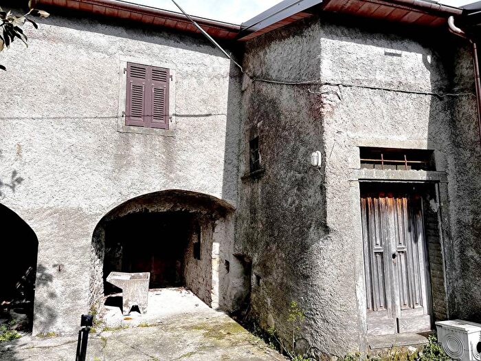 Casa con 6 locali in vendita in via prota snc, Comano