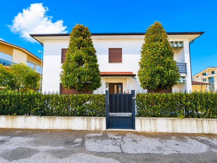 Casa con 6 locali in vendita in Via della Bassa, Marina di Carrara, Carrara