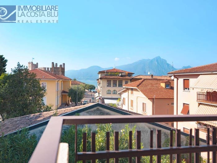 Appartamento bilocale in vendita in Via A dall'Oca Bianca, Centro, Torri del Benaco