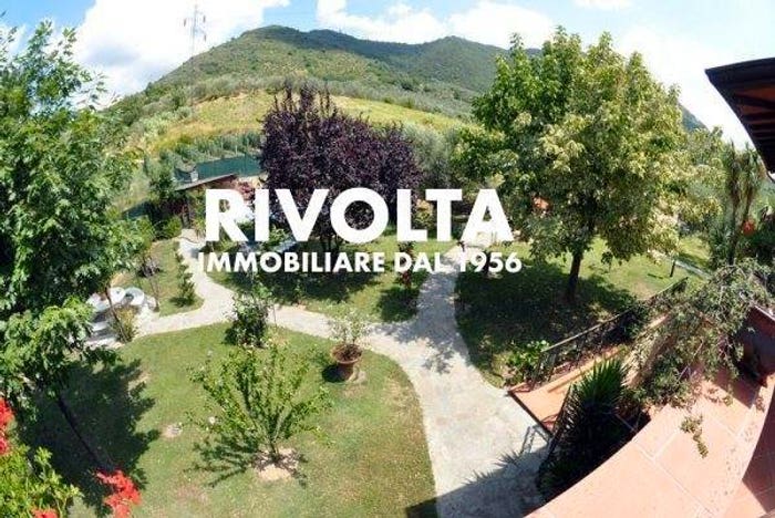 Casa con 6 locali in vendita in Casano Dogana Isola, Luni