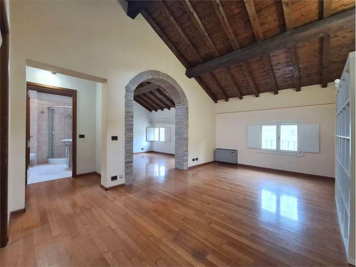 Appartamento quadrilocale in vendita in VIA RUGGERA, Centro Storico, Modena