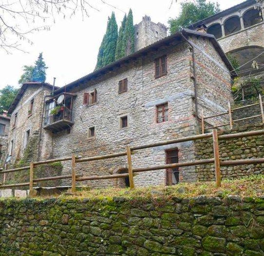 Casa con 5 locali in vendita in Via Montello, Fivizzano