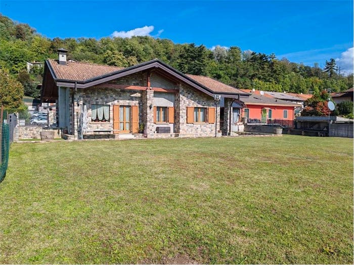 Casa con 5 locali in vendita in Uggiate con Ronago