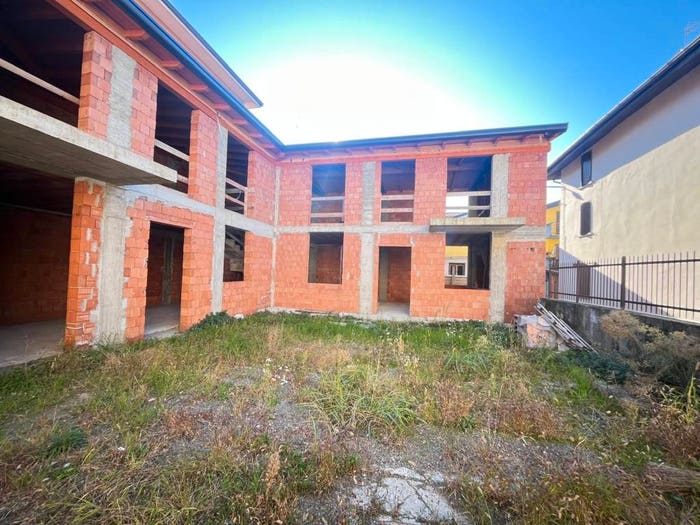 Casa con 5 locali in vendita in Viale Amedeo Duca d'Aosta, Comun Nuovo