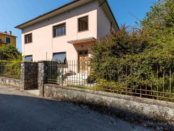 Appartamento con 6 locali in vendita in Via Teresa Bandettini, San Concordio, Lucca