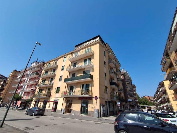 Appartamento con 6 locali in vendita in Via Giosuè Carducci, A Annarumma A Gasperi F Tedesco, Avellino