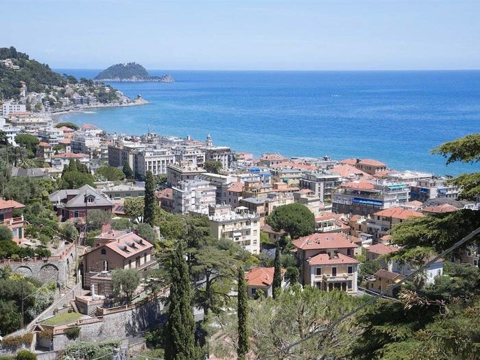 Appartamento quadrilocale in vendita in Collina Centrale Parco Fuor del Vento, Alassio