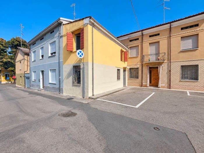 Casa quadrilocale in vendita in Piazza Adolfo Tedeschi, Centro, Luzzara