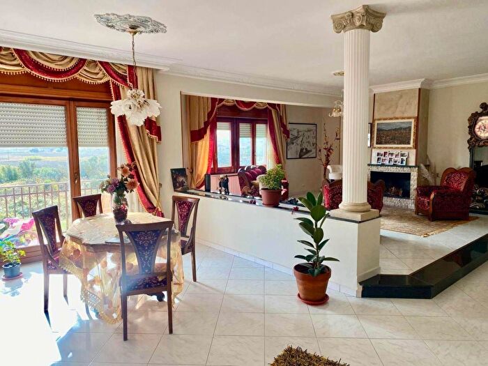 Appartamento con 5 locali in vendita in Via Mesoraca, Crotone