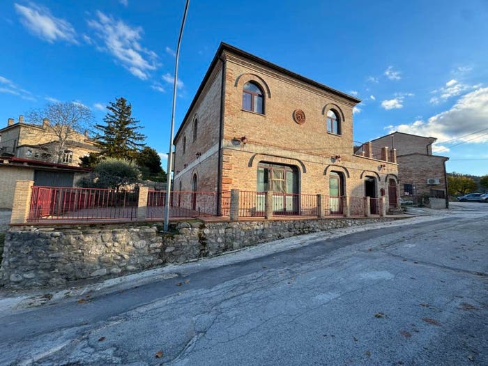 Casa con 6 locali in vendita in Piazza Mario Cifola, Centro, Montottone