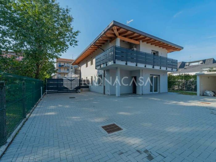 Casa quadrilocale in vendita in Via Luigi Cadorna, Centro, Magnago