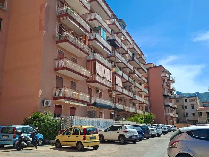 Appartamento quadrilocale in vendita in Via Vincenzo Ajovalasit, Brancaccio, Palermo