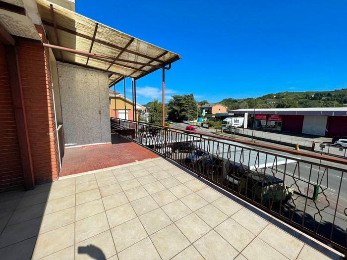 Casa con 5 locali in vendita in Viale Italia, Canelli