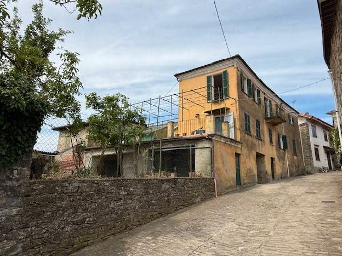 Casa con 6 locali in vendita in Via del Borgo, Cavatore