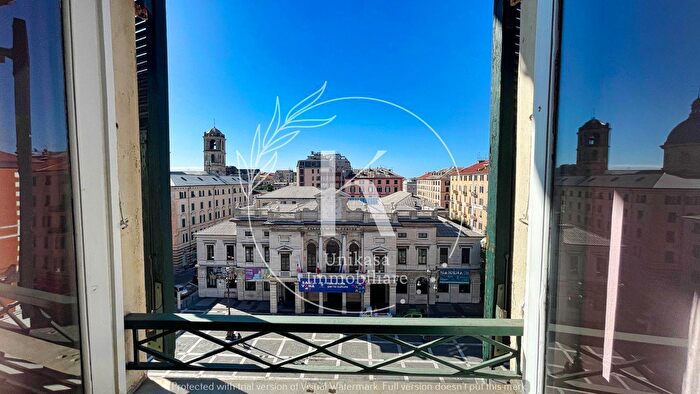 Appartamento con 11 locali in vendita in Piazza Sisto IV, Savona