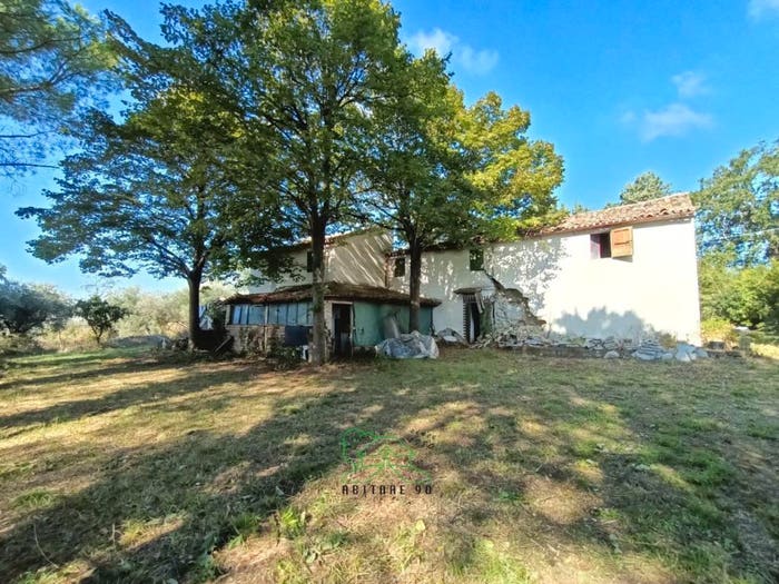 Casa con 6 locali in vendita in Mombaroccio