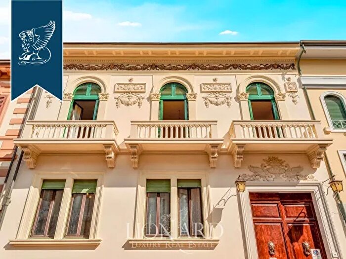 Casa con 5 locali in vendita in Viareggio