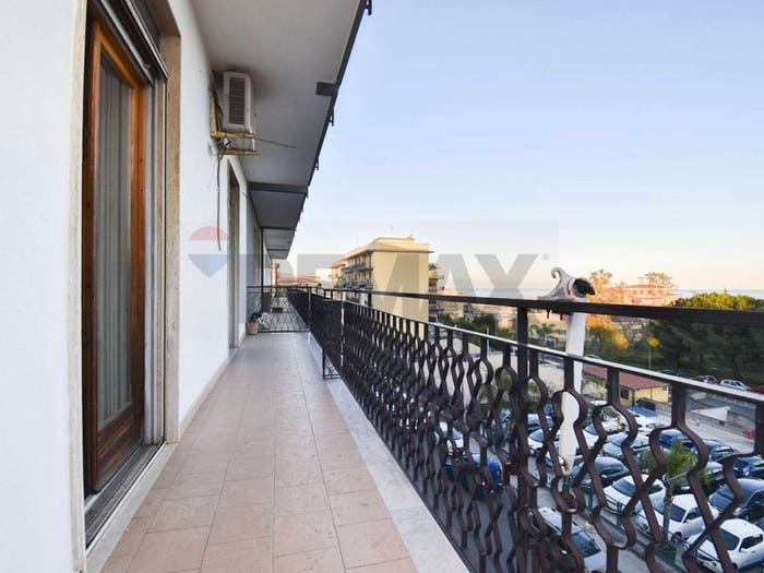 Appartamento con 6 locali in vendita in Corso Lombardia, Centro, Giarre