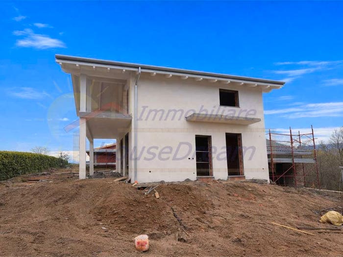 Casa con 5 locali in vendita in GatticoVeruno