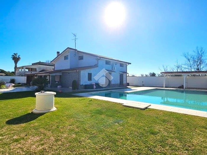 Casa con 6 locali in vendita in Strada Valmontorio, Lido di Foce Verde, Latina