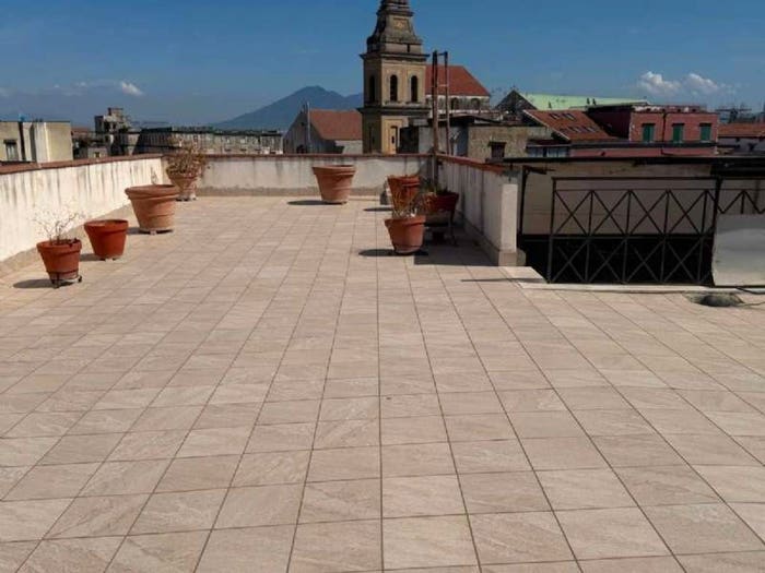 Appartamento con 6 locali in vendita in via CISTERNA DELL'OLIO, Centro Storico, Napoli