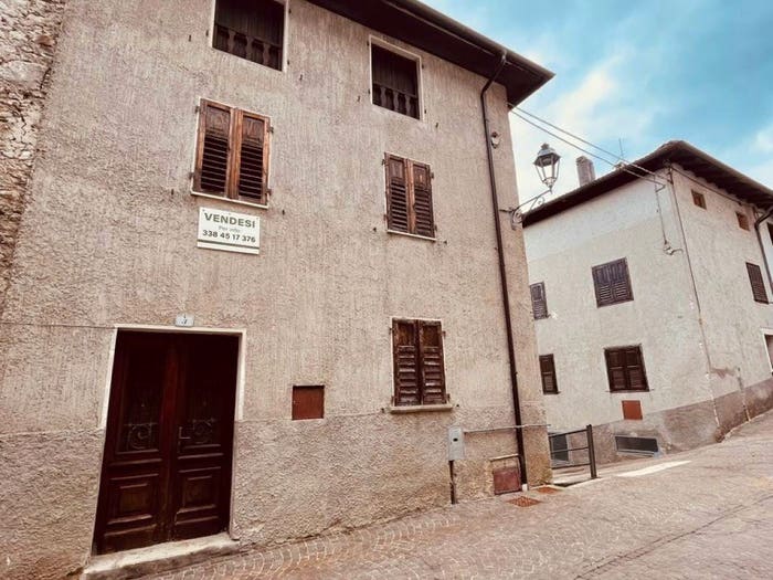 Casa con 6 locali in vendita in Via Redenzione, Cinte Tesino