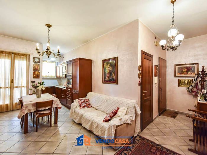 Appartamento trilocale in vendita in Via Camillo Benso di Cavour, Centro Storico, Moncalieri