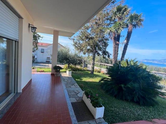 Casa con 6 locali in vendita in Due Strade, Bordighera