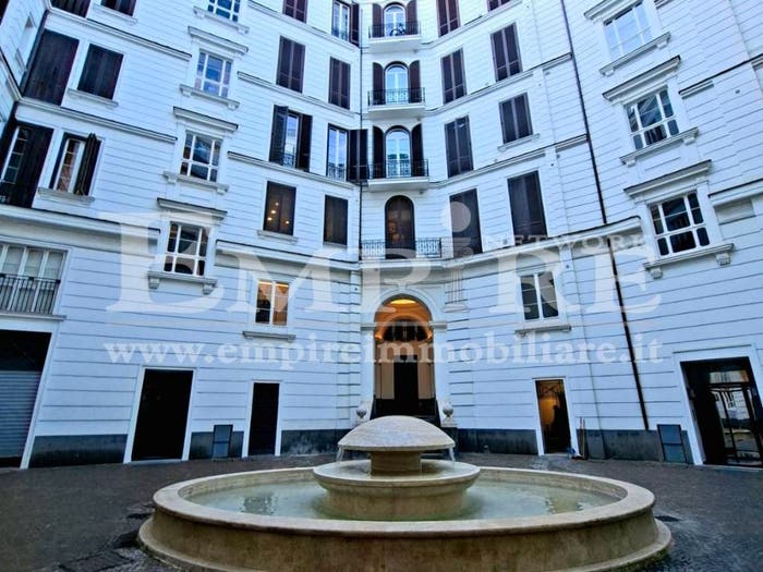 Appartamento quadrilocale in vendita in Piazza Nicola Amore, Tribunali, Napoli
