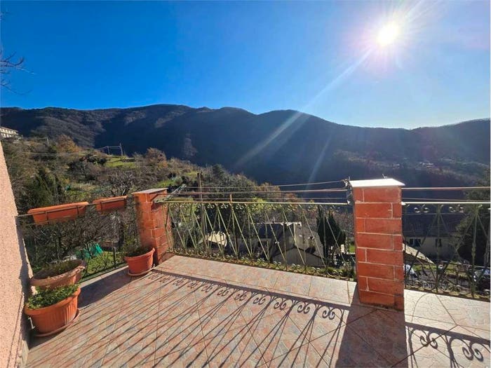 Casa quadrilocale in vendita in Perlezzi, Borzonasca