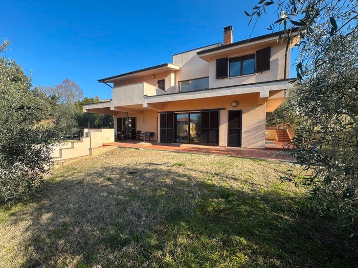 Casa quadrilocale in vendita in Strada Scogliara, Narni