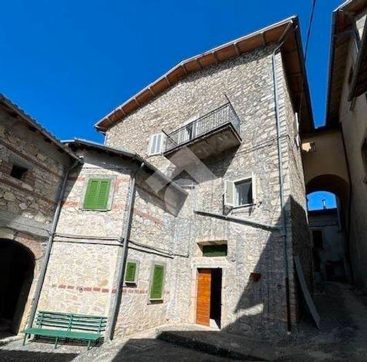 Casa quadrilocale in vendita in Località Onelli, Cascia