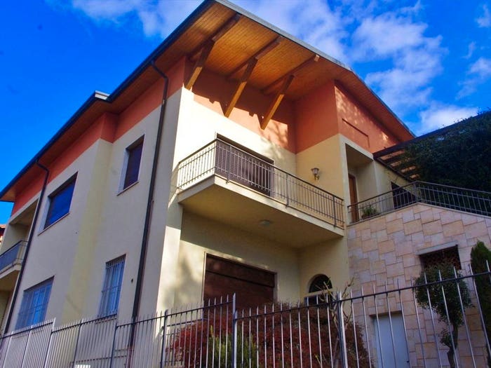 Casa con 6 locali in vendita in Cassano Magnago