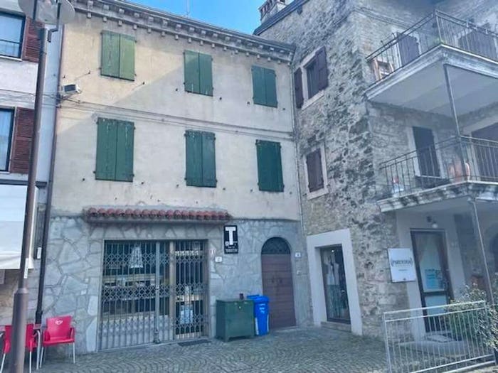 Appartamento trilocale in vendita in Piazza Roma, Centro, Tizzano Val Parma
