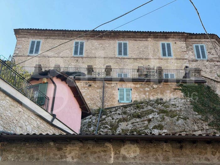 Casa con 6 locali in vendita in Palazzetto con appartamenti in Via Mezza Costa, Centro, Arrone
