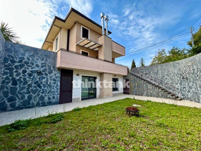Casa con 6 locali in vendita in Via delle Ginestre, Centro, Pedara