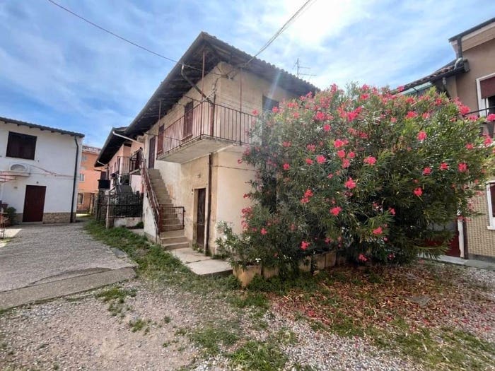 Casa con 6 locali in vendita in Via Don Luigi Tagliabue, Mozzate