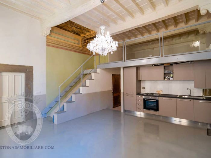 Appartamento trilocale in vendita in Via Benedetti, Centro, Cortona