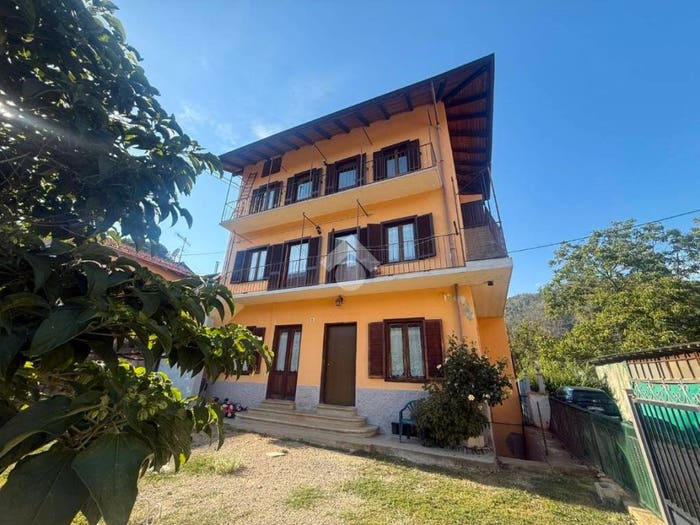 Casa con 6 locali in vendita in Frazione pian Bausano, Germagnano
