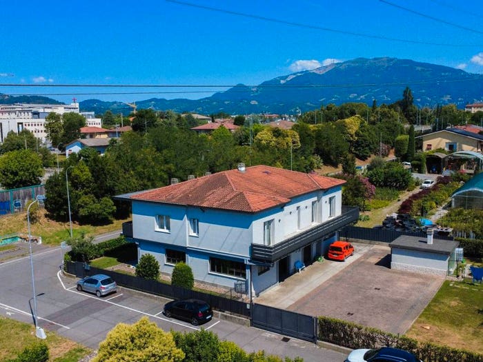 Casa con 6 locali in vendita in Via Camillo Berizzi, Presezzo