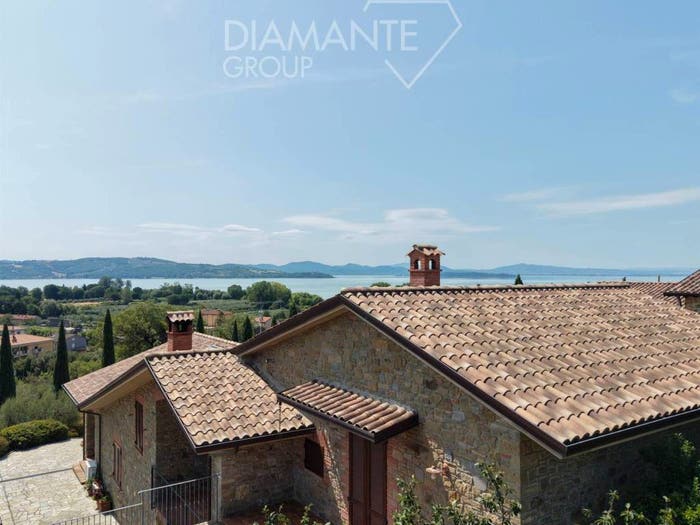 Casa con 6 locali in vendita in Passignano sul Trasimeno