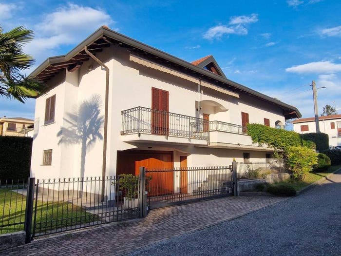 Casa quadrilocale in vendita in Via Giannino Barbieri, Centro, Gazzada Schianno