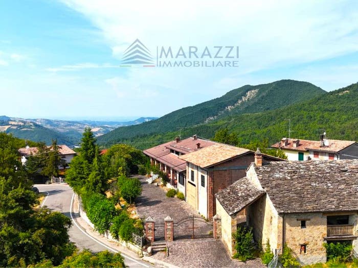 Casa con 6 locali in vendita in Via Bravi, Vernasca