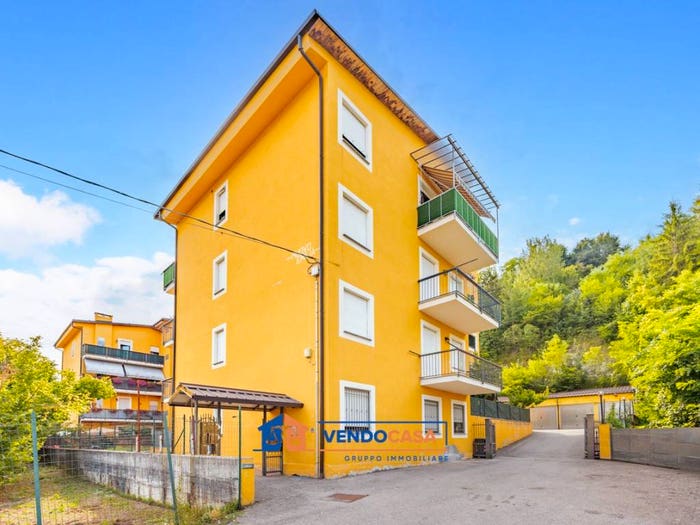 Appartamento quadrilocale in vendita in Via Generale Martinengo, Dogliani