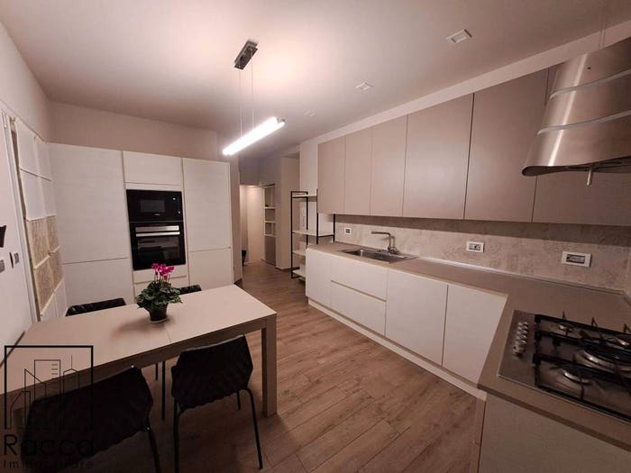 Appartamento trilocale in vendita in Piazza Conte Costa, Centro, Trinità
