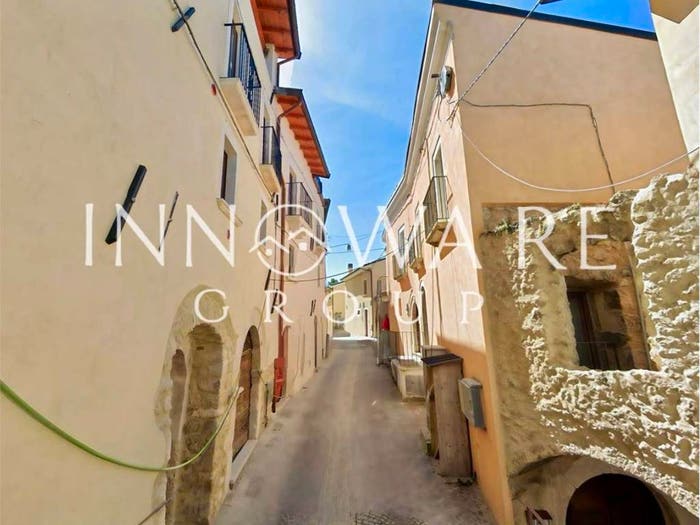 Appartamento con 6 locali in vendita in Piazza del Redentore snc, Centro, San Pio delle Camere