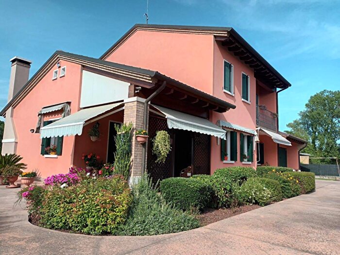 Casa con 5 locali in vendita in Piazza Indipendenza, Morgano